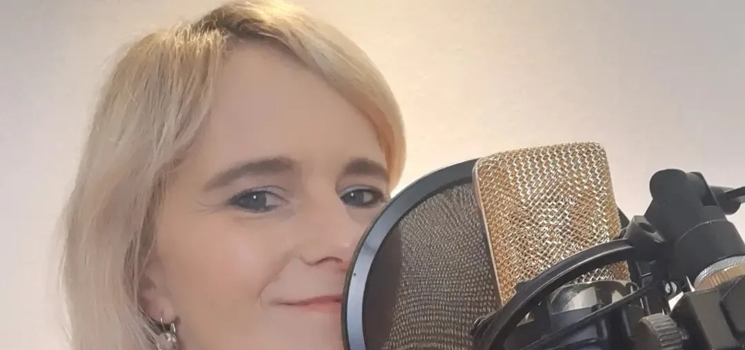 Susanne am Studiomikrofon